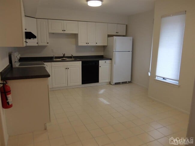 Building Photo - 35 Sayre Dr