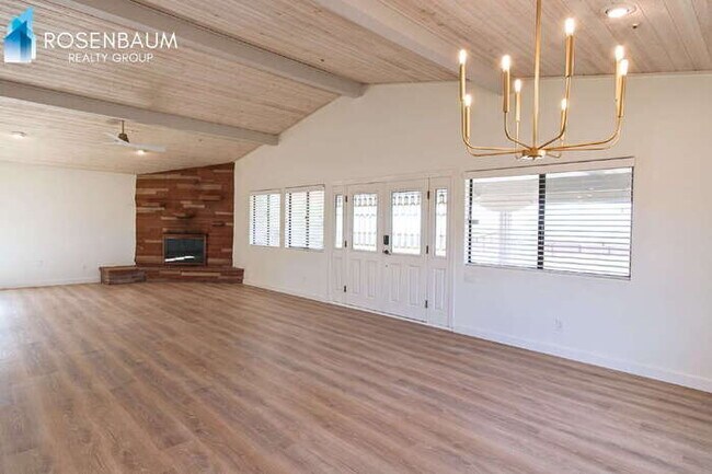 Building Photo - Stunning 2-beds, 2-baths Desert Retreat  in the highly desirable North Scottsdale area!