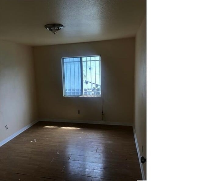 Building Photo - 10913 Wilmington Ave