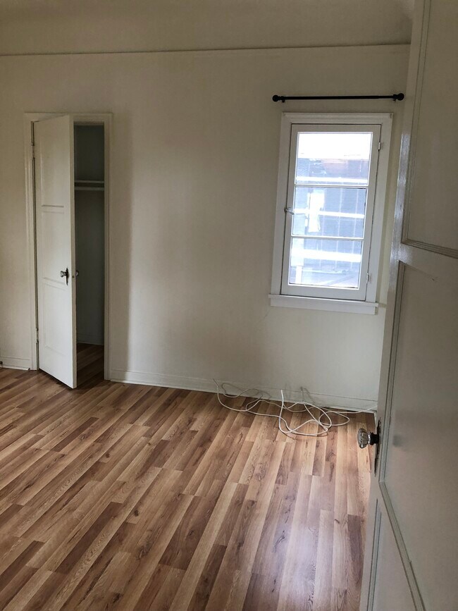 Building Photo - 1337 N Mariposa Ave