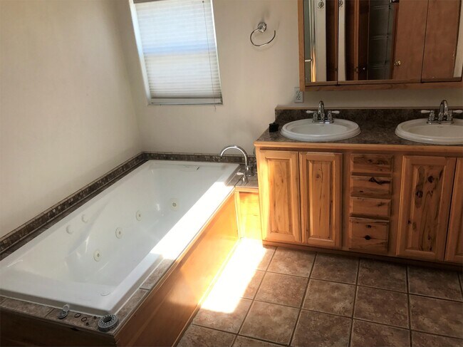 Foto del edificio - 3276 Mid Way Rd