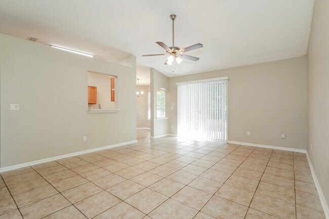 Foto del edificio - 7811 Invermere Blvd N