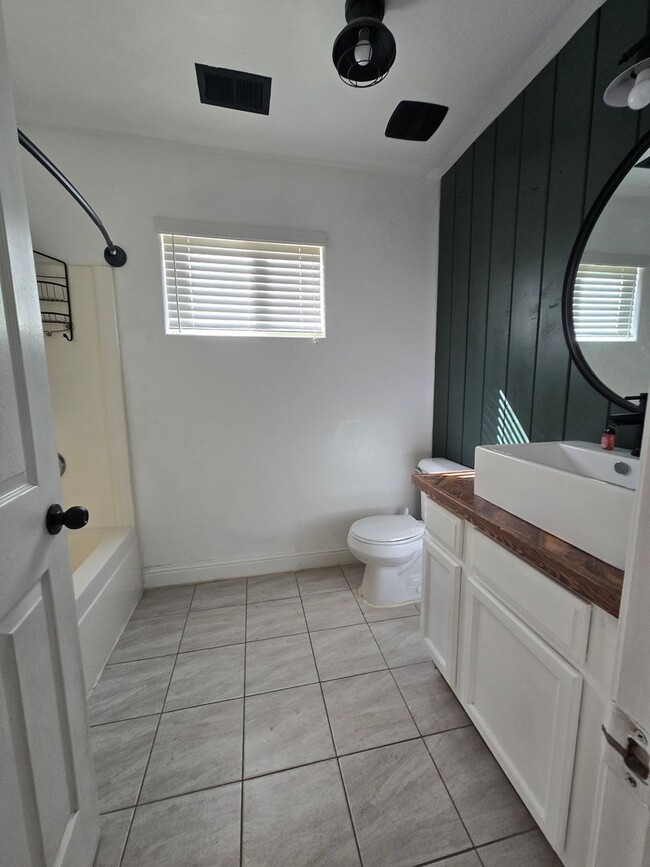 Building Photo - 3 BR 2 BA Available Now