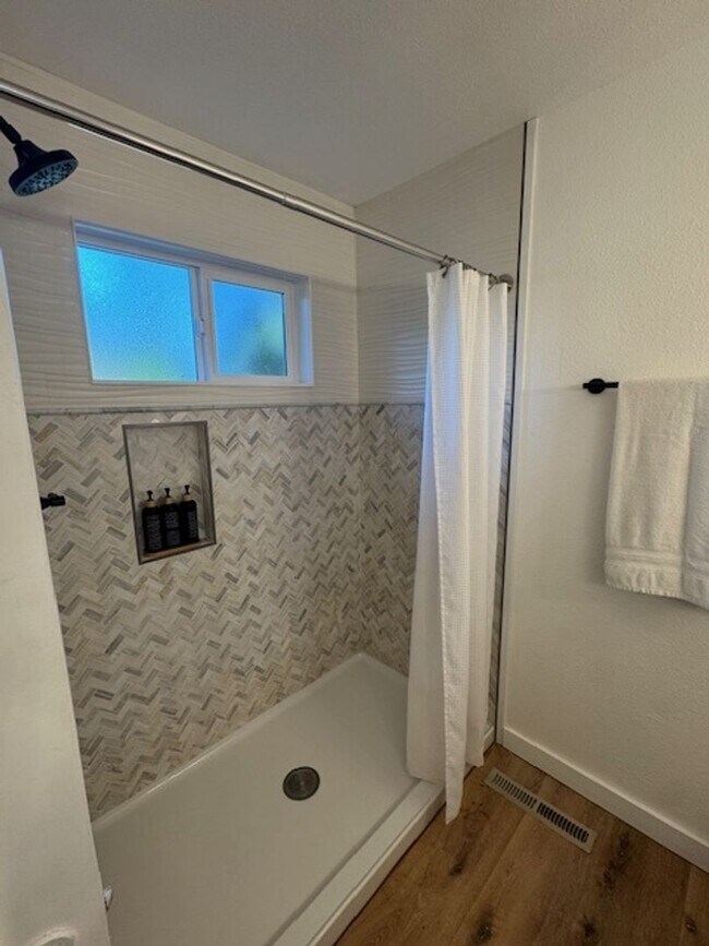 Foto del edificio - Beautifully Furnished and Recently Painted, Corner Lot Home Features a Fenced Backyard with an In...