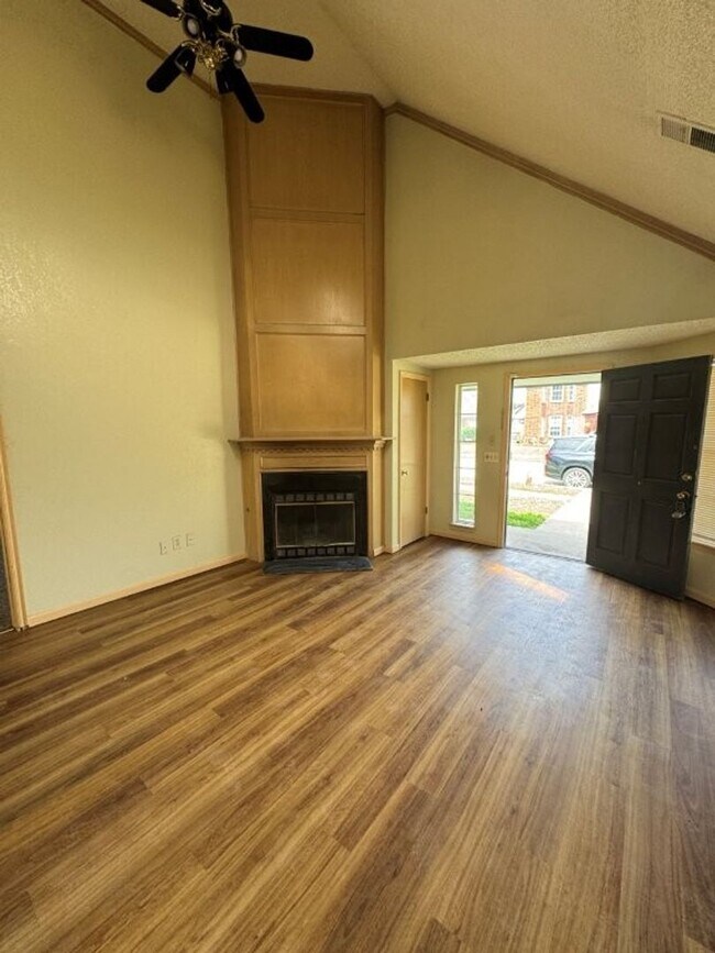 Building Photo - Rare 4 bedroom 2 bath in Moore Schools. 2 ...
