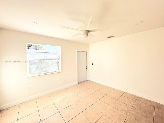 Building Photo - 71 E 15th St