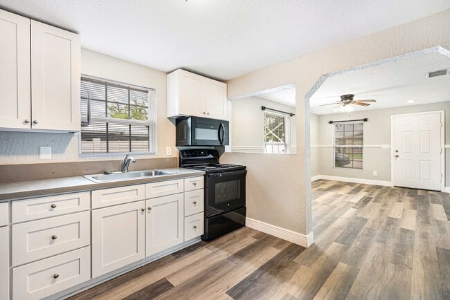 Charming 3-Bedroom Home with Renovated Int... - Charming 3-Bedroom Home with Renovated Int...