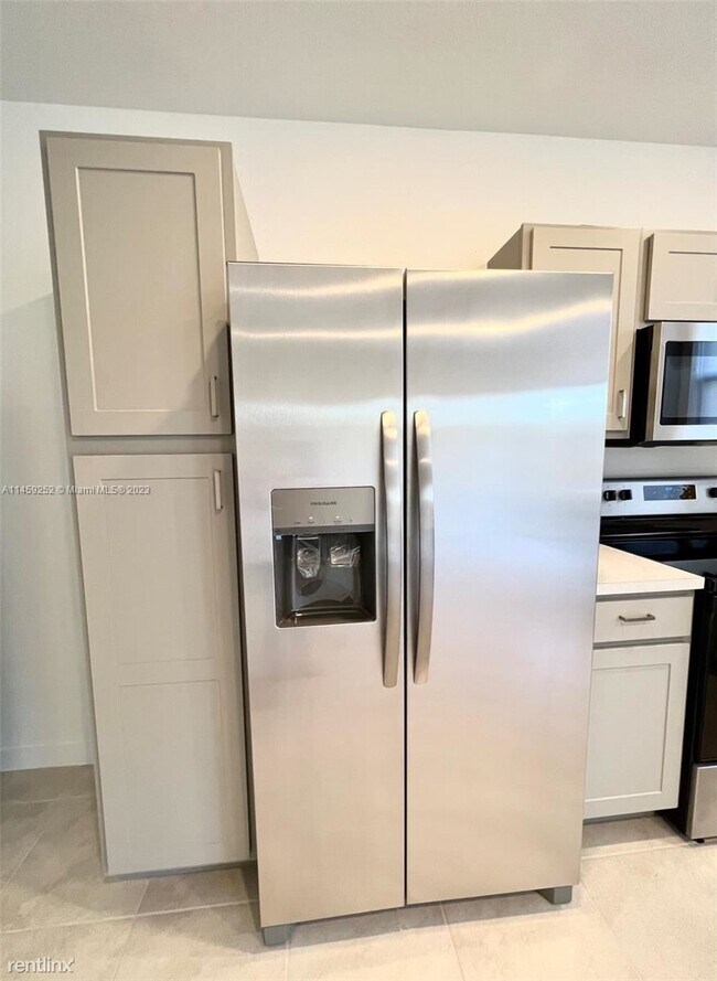Foto del edificio - 3 br, 3 bath House - 429 NE 12th St # 0