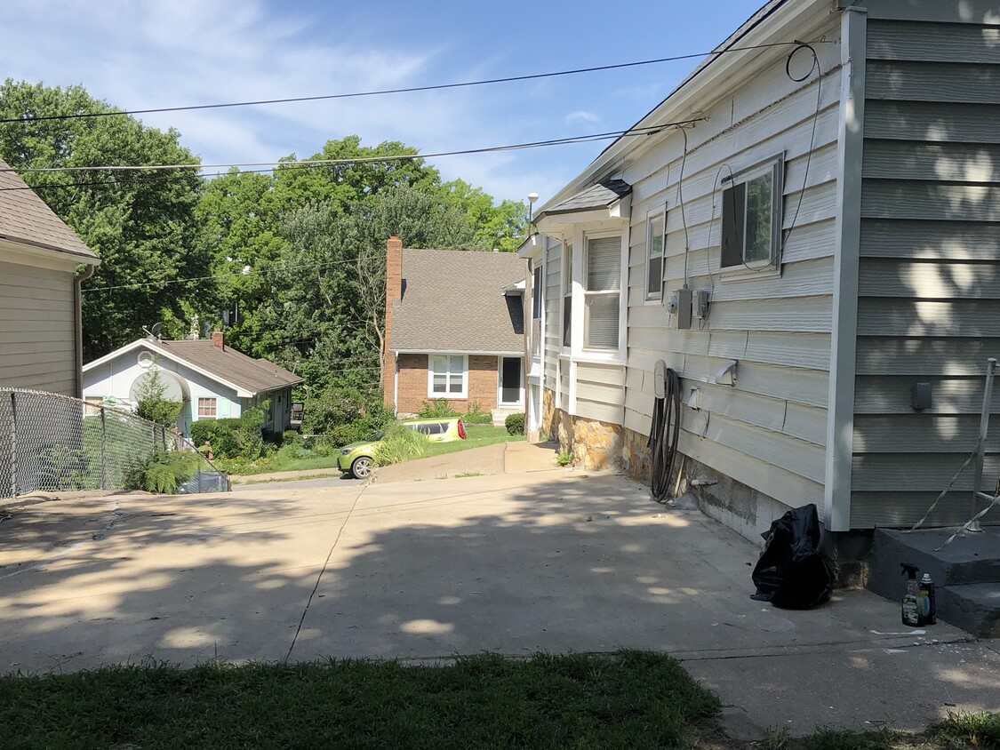 Off street parking with room for 2 cars - 4615 Bell St