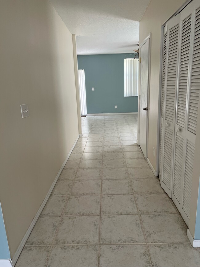 Building Photo - 10565 NW 57th Ct