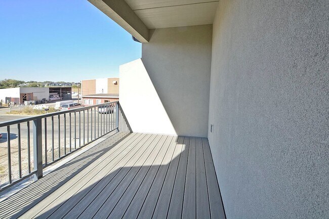 Foto del edificio - One of a Kind-3 Bedroom and 3 Bathroom Luxury Townhouse in Harris Ranch.