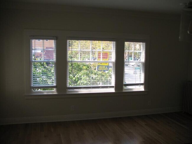 Building Photo - 2 bedroom in Oakland CA 94610