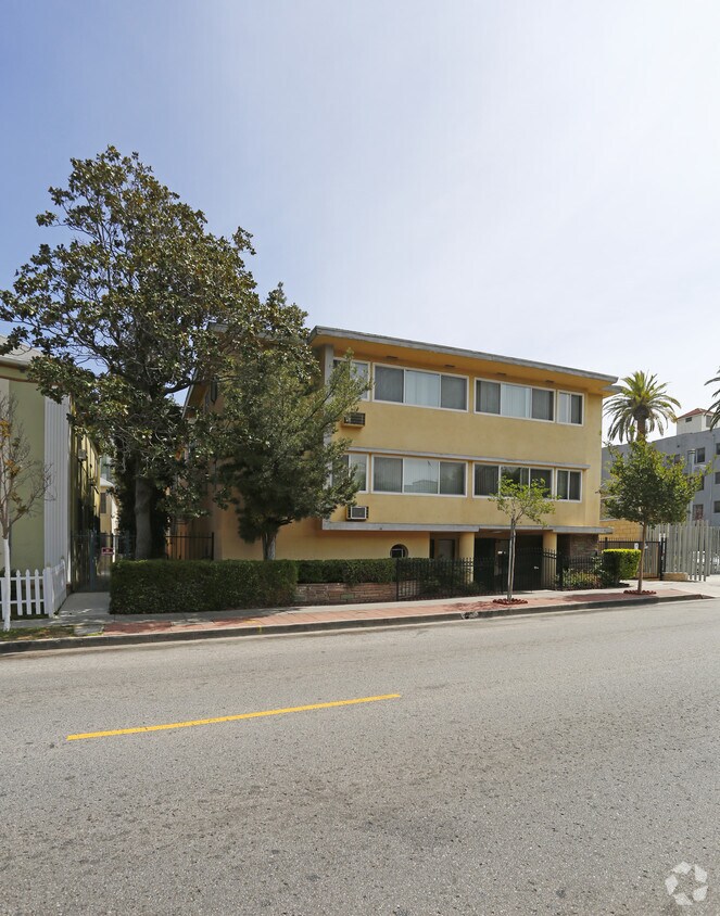 Building Photo - 688 S Mariposa Ave