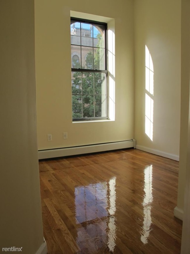 Building Photo - 270 Linden St
