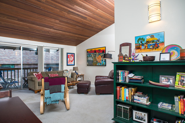Living Room - 608 High St
