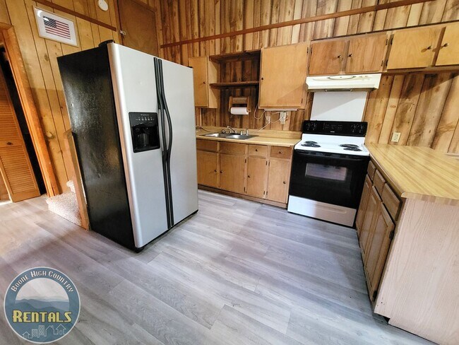 Building Photo - Two Bedroom Apartment on Shulls Mill Road