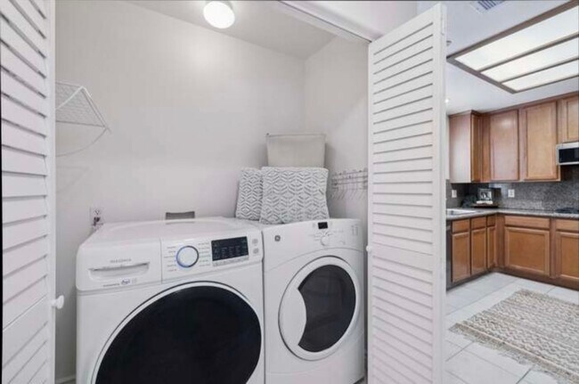 Building Photo - BEAUTIFUL 4 BED 3 BATH UNIT!!!!!