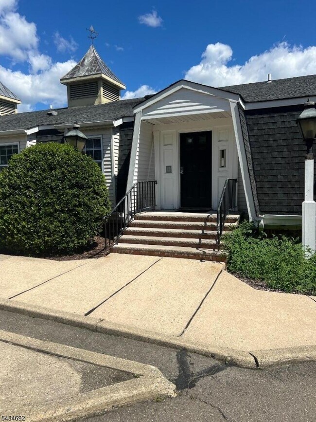 Building Photo - 662 Goffle Rd