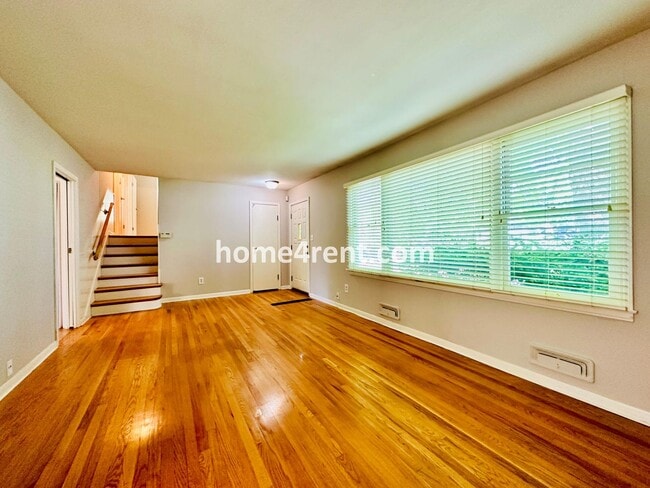 Foto del edificio - Three Bedroom Home in Overland Park w/ Wood Floors, Finished Basement, and a Fenced Yard!