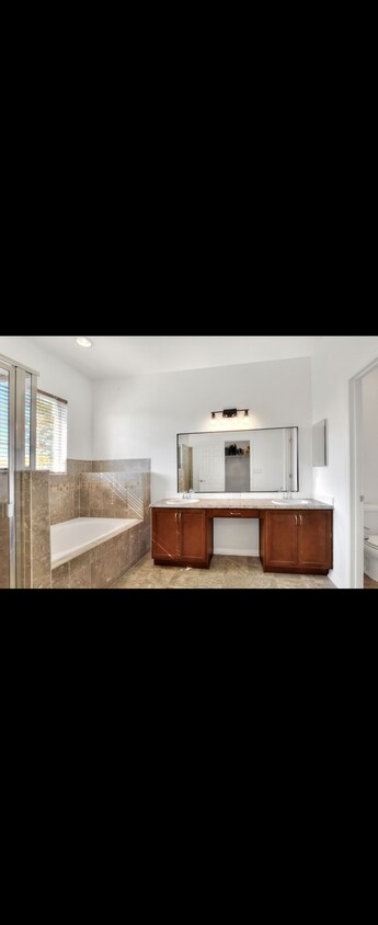 Building Photo - 1561 Shorewood Dr