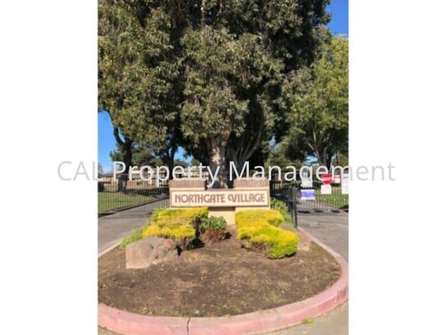 Building Photo - Condo for rent in North Salinas!