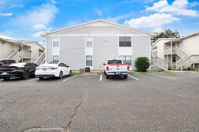 Foto del edificio - Modern Coastal Condo! View it today!