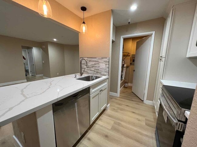 Brand new kitchen - 3183 Wayside Plz Apartment