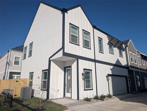 Building Photo - 9912 A Clark Rd