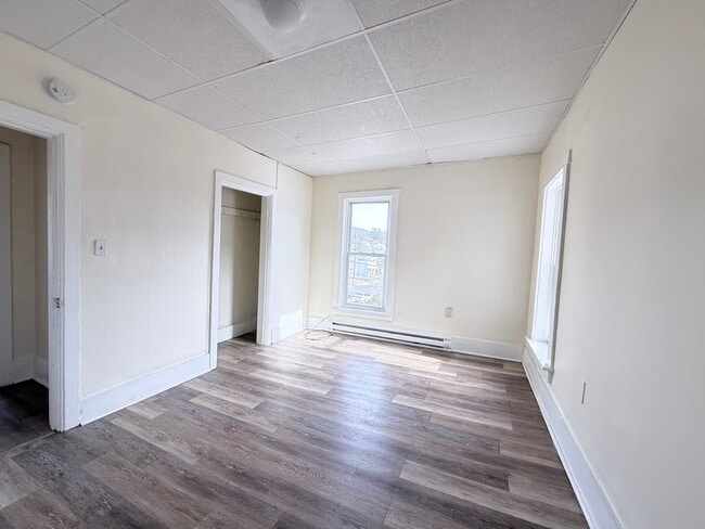 Building Photo - 150 E Market St