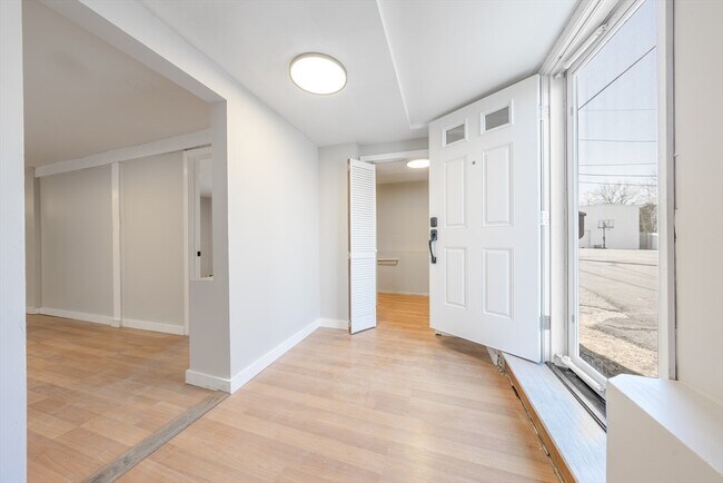 Building Photo - 21 Loring Rd