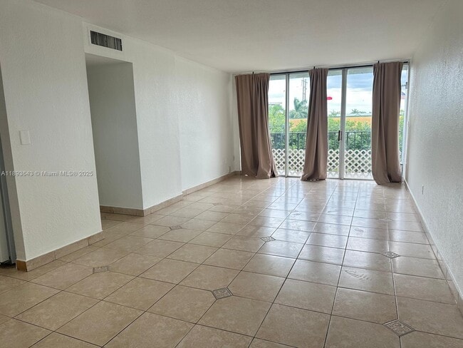 Foto del edificio - 8801 W Flagler St