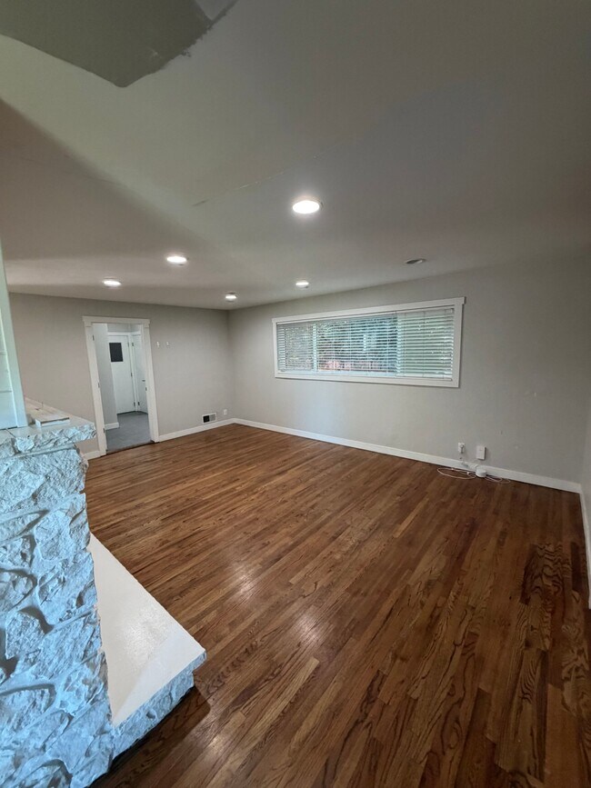 Foto del edificio - 5532 Woodcrest Dr
