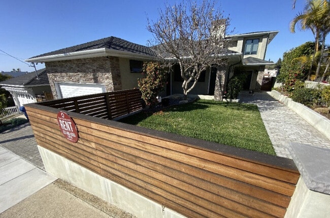 Property Front Yard - 625 30th St