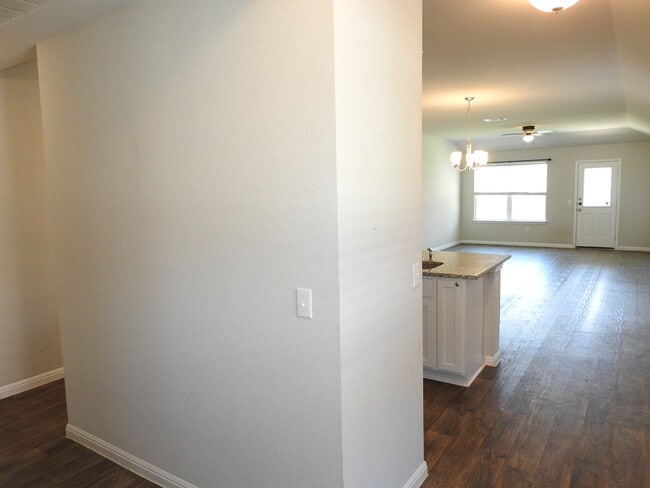 Building Photo - 621 Callahan Ln