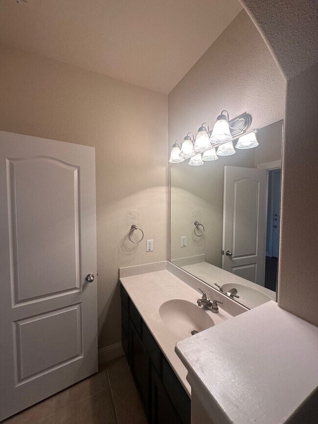 Foto del edificio - **Christie Ranch**Available 9/10