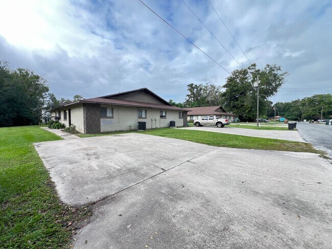 Foto del edificio - Beautifully Renovated 2 Bedroom, 1 Bathroom Home in Prime Ocala Location! Lawn Care Included!
