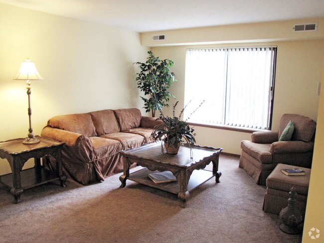 Living Room - Reserve at Lake Pointe