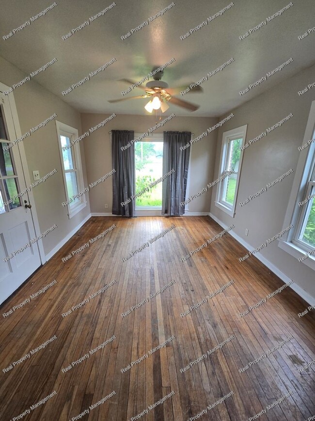 Building Photo - 2 Bedroom Duplex W/ Basement & Garage