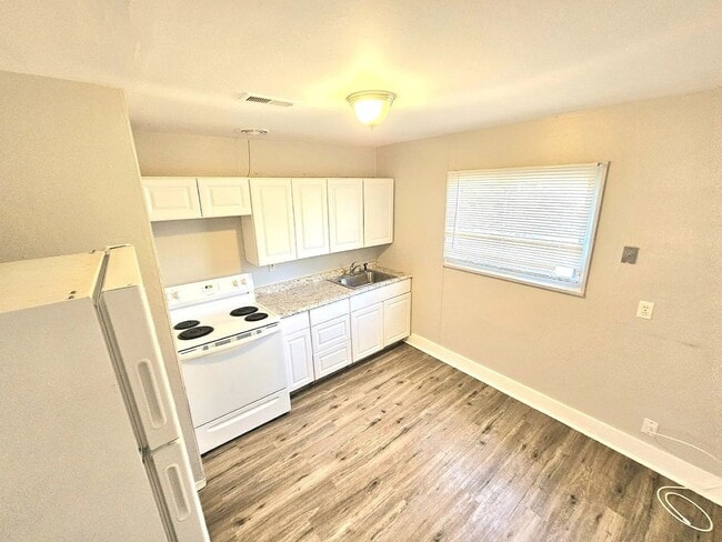 Building Photo - Amazing 3 Bedroom 1 Bathroom Home