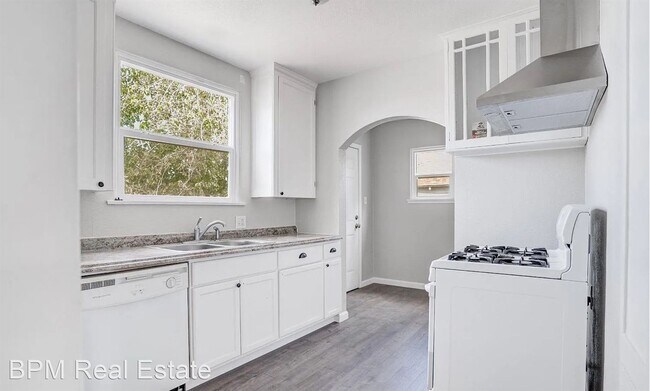 Building Photo - 2 br, 1 bath House - 702 Philippine St.