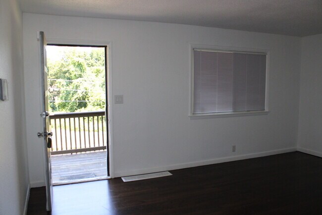 Foto del edificio - 4 Bed 1 bath off 635 and State Avenue