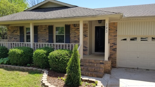 Building Photo - Brick 4 Bedroom Ranch in Madison.