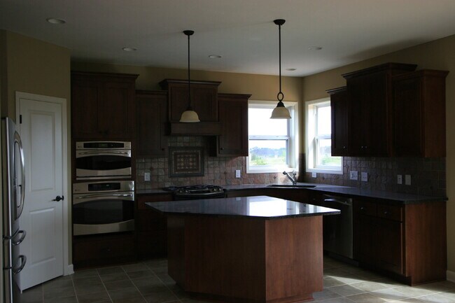 Building Photo - Stunning 5BR/3.5BA Single Family Home w/ 3...