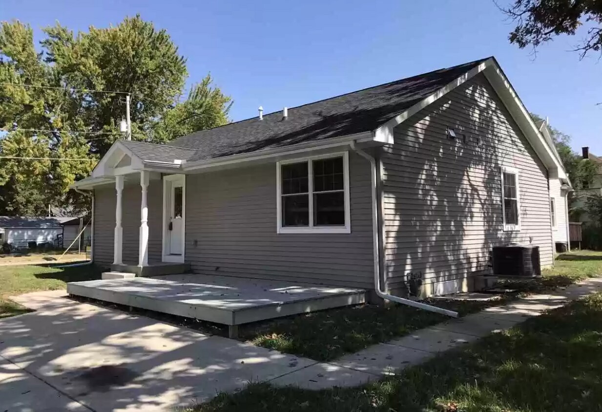 2408 11th Avenue B, Moline, IL 61265 House Rental in Moline, IL