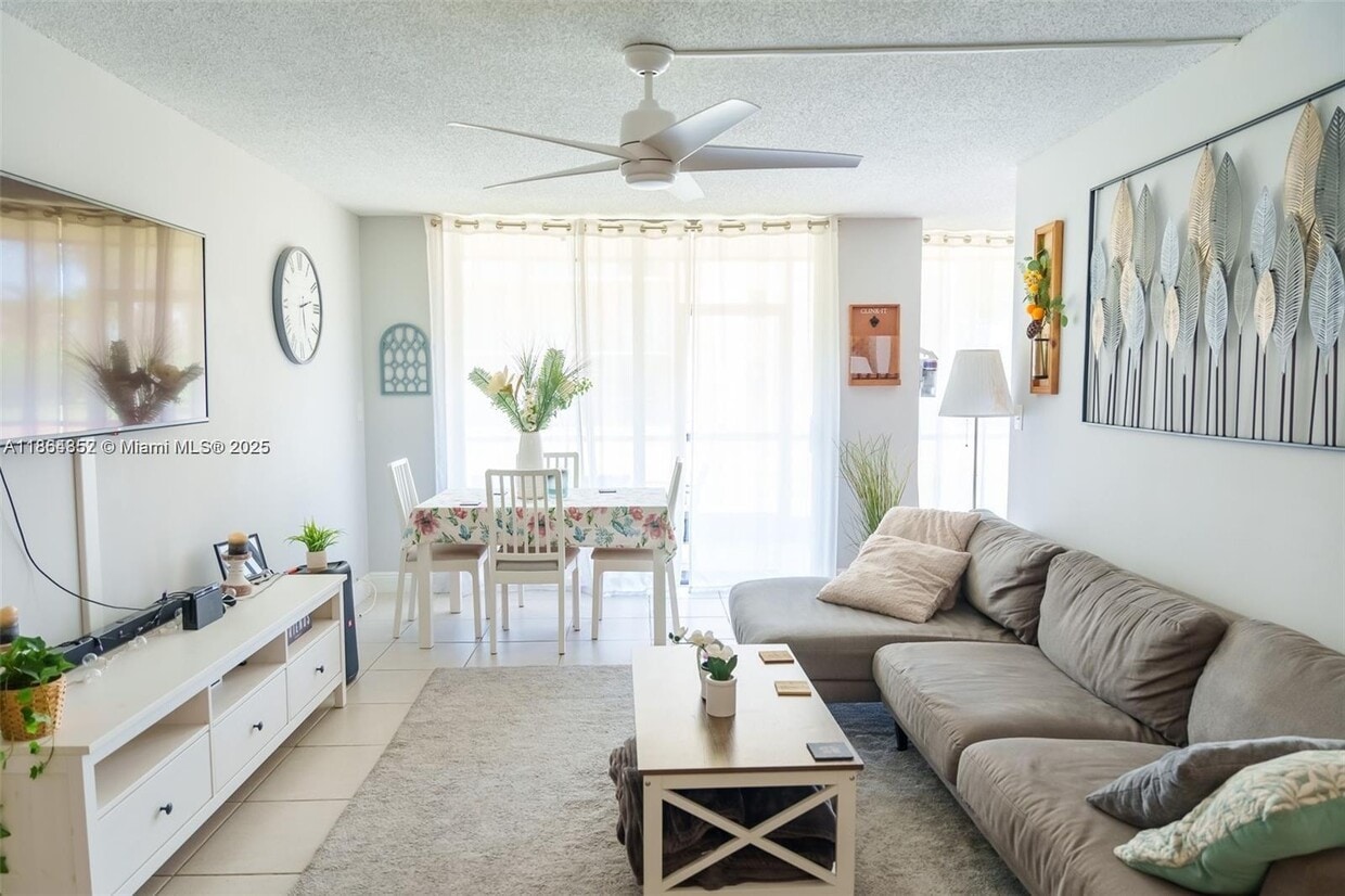 Foto principal - 3500 Blue Lake Dr
