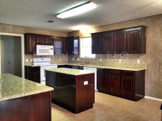 Foto del edificio - 4001 Cypress Gardens Dr