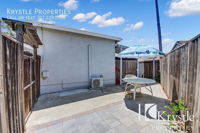 Building Photo - Darling, studio apt with private courtyard...