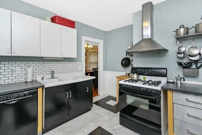 Building Photo - 10 Bowdoin St