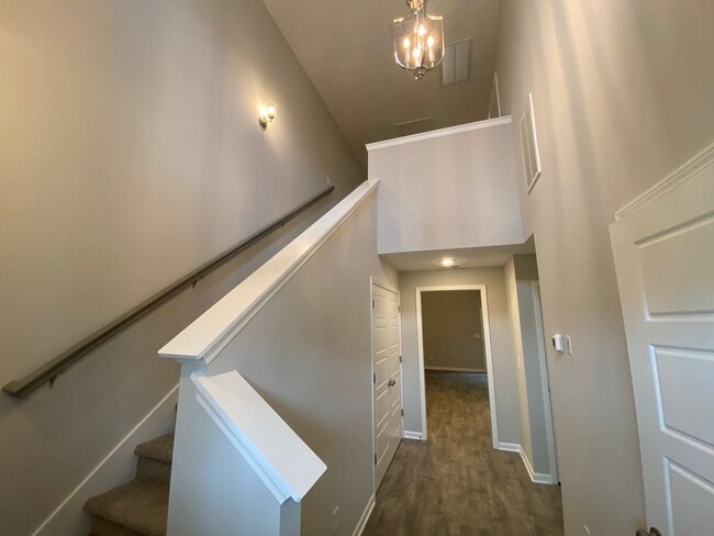 Building Photo - 3 BD 3.5 BA 1 Car Garage Great Location Li...