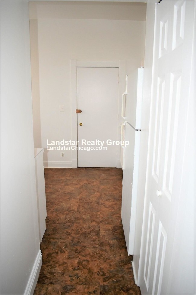 Building Photo - Right by Depaul! 3 bed 1 bath. No deposit!